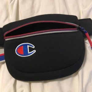 Champion shoulder pouch